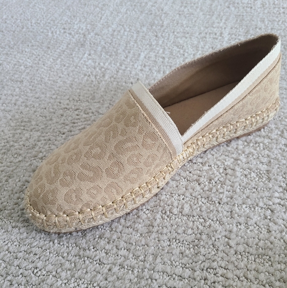 Shoe - Picture 2 of 3